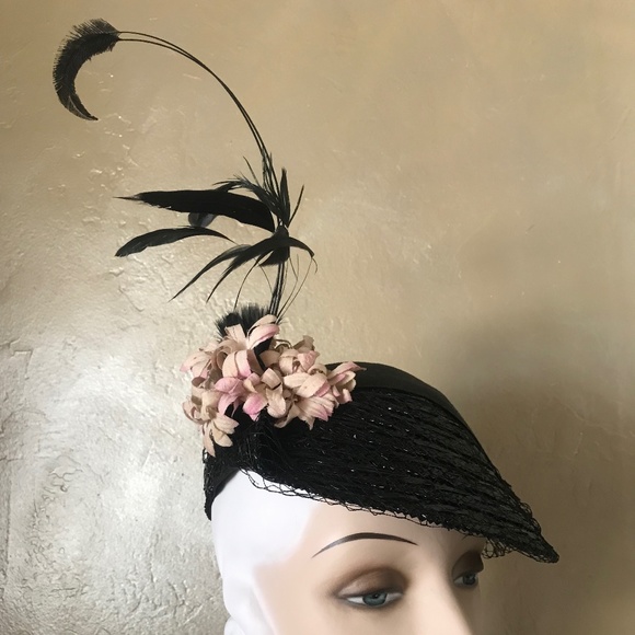 STUNNING 1940\'s BLACK STRAW BERET WITH TALL FEATHERS & FABRIC FLOWERS main image 8